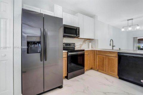 Townhouse in Tamarac, Florida 2 bedrooms, 112.78 sq.m. № 2362845 - photo 9