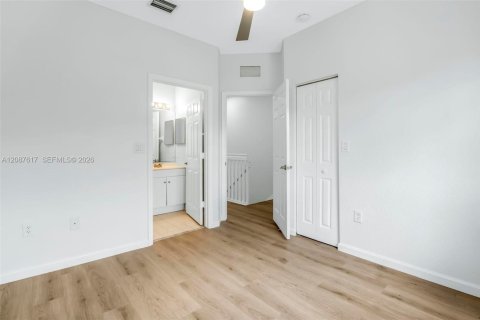 Townhouse in Tamarac, Florida 2 bedrooms, 112.78 sq.m. № 2362845 - photo 21