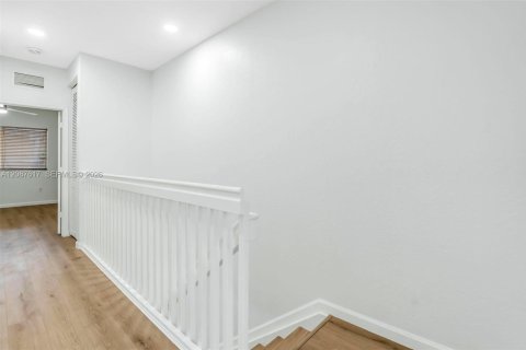Townhouse in Tamarac, Florida 2 bedrooms, 112.78 sq.m. № 2362845 - photo 12