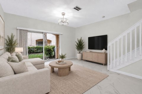 Townhouse in Tamarac, Florida 2 bedrooms, 112.78 sq.m. № 2362845 - photo 3