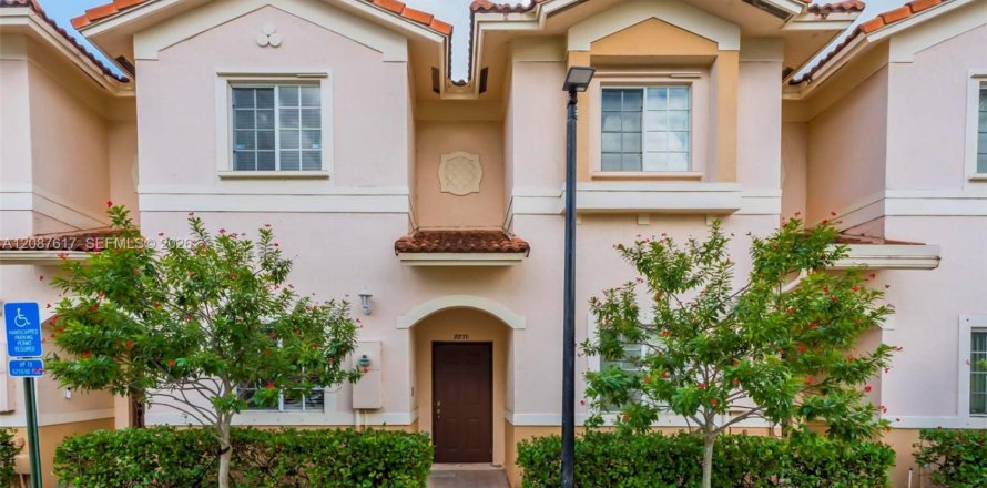 Townhouse in Tamarac, Florida 2 bedrooms, 112.78 sq.m. № 2362845