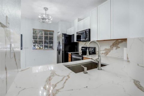 Townhouse in Tamarac, Florida 2 bedrooms, 112.78 sq.m. № 2362845 - photo 7