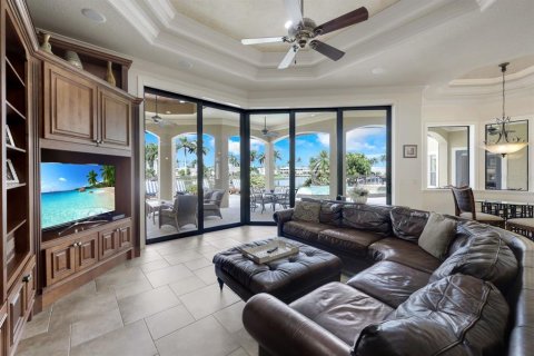 House in Cape Coral, Florida 6 bedrooms, 465.07 sq.m. № 1793976 - photo 18
