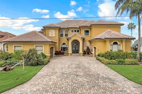 House in Cape Coral, Florida 6 bedrooms, 465.07 sq.m. № 1793976 - photo 5