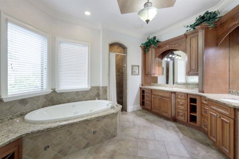 House in Cape Coral, Florida 6 bedrooms, 465.07 sq.m. № 1793976 - photo 30