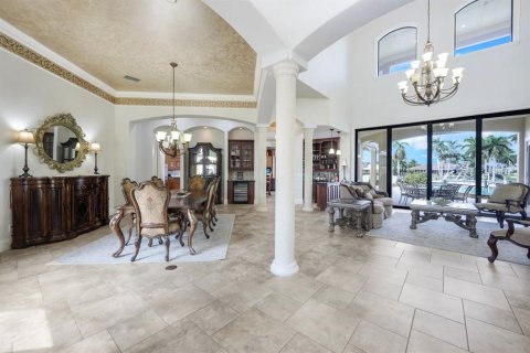 House in Cape Coral, Florida 6 bedrooms, 465.07 sq.m. № 1793976 - photo 10