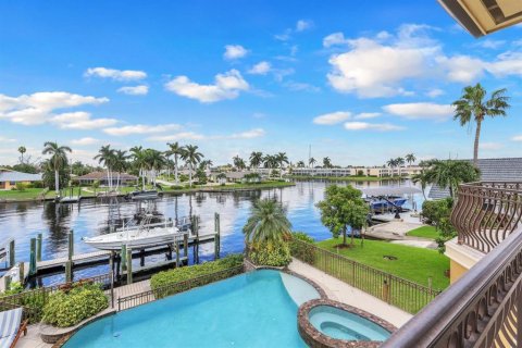 House in Cape Coral, Florida 6 bedrooms, 465.07 sq.m. № 1793976 - photo 29