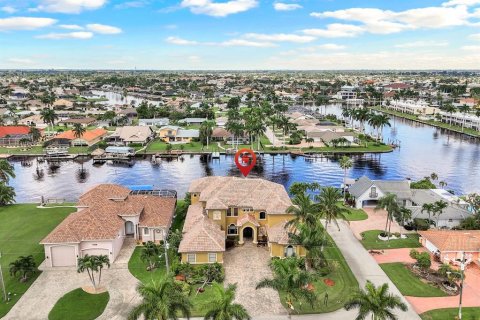 House in Cape Coral, Florida 6 bedrooms, 465.07 sq.m. № 1793976 - photo 4