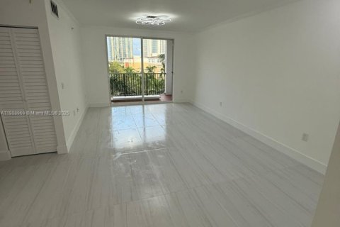 Condo in Sunny Isles Beach, Florida, 1 bedroom № 1964723 - photo 1