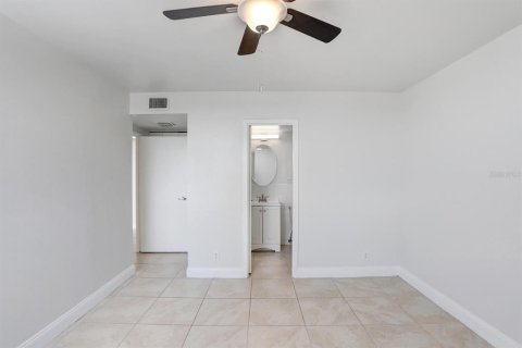 Condo in Tampa, Florida, 2 bedrooms  № 1642245 - photo 9