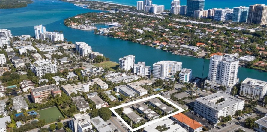 Commercial property in Bay Harbor Islands, Florida № 1460005