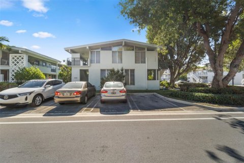 Commercial property in Bay Harbor Islands, Florida № 1460005 - photo 9