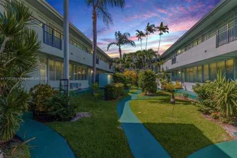 Commercial property in Bay Harbor Islands, Florida № 1460005 - photo 13