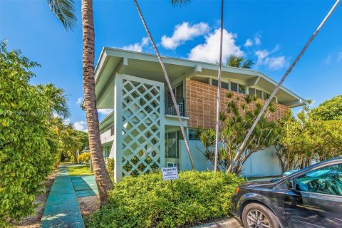Commercial property in Bay Harbor Islands, Florida № 1460005 - photo 5