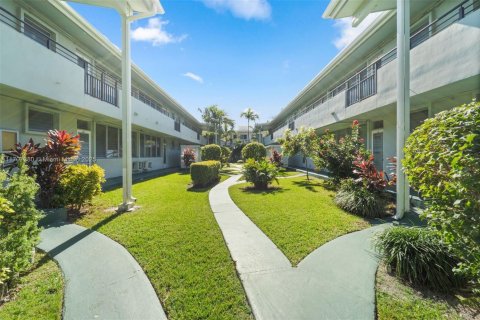 Commercial property in Bay Harbor Islands, Florida № 1460005 - photo 17