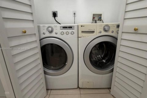 Copropriété à louer à Miami, Floride: 2 chambres, 95.6 m2 № 2155079 - photo 14