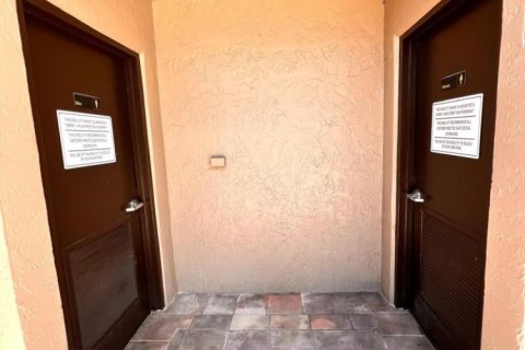 House in North Lauderdale, Florida 2 bedrooms, 122.63 sq.m. № 1183516 - photo 1