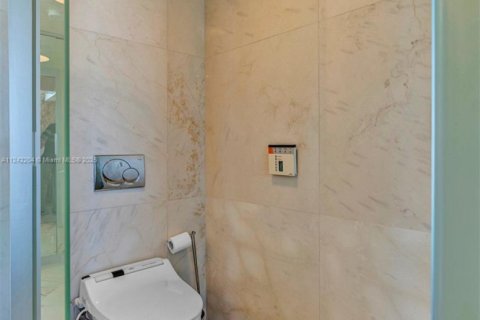 Condo in Sunny Isles Beach, Florida, 2 bedrooms № 2190645 - photo 21