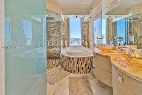Condo in Sunny Isles Beach, Florida, 2 bedrooms № 2190645 - photo 13