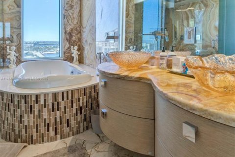 Condo in Sunny Isles Beach, Florida, 2 bedrooms № 2190645 - photo 14