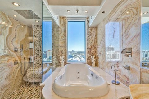 Condo in Sunny Isles Beach, Florida, 2 bedrooms № 2190645 - photo 17