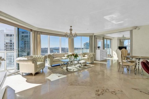 Condo in Sunny Isles Beach, Florida, 2 bedrooms № 2190645 - photo 3