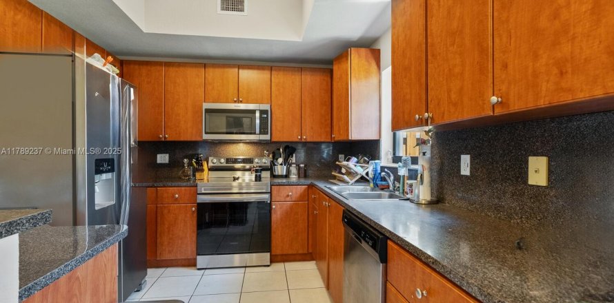 Townhouse in Cutler Bay, Florida 3 bedrooms, 158.4 sq.m. № 1727951
