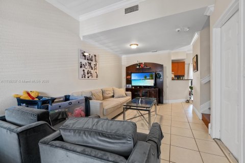 Townhouse in Cutler Bay, Florida 3 bedrooms, 158.4 sq.m. № 1727951 - photo 3