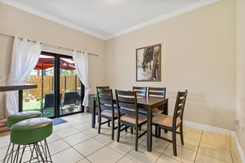 Townhouse in Cutler Bay, Florida 3 bedrooms, 158.4 sq.m. № 1727951 - photo 5