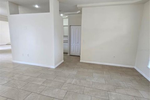 Villa ou maison à louer à Spring Hill, Floride: 3 chambres, 148.64 m2 № 2386595 - photo 2