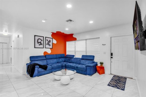 Снять в аренду виллу или дом в Майами, Флорида 4 спальни, 171.59м2, № 1991577 - фото 5