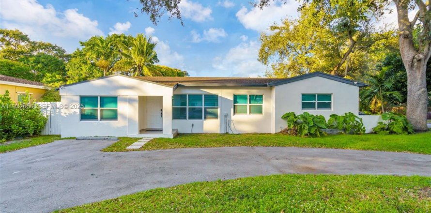 Дом в Майами, Флорида 4 спальни, 171.59м2 № 1991577