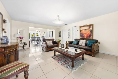 House in Miami Beach, Florida 5 bedrooms, 172.8 sq.m. № 1893532 - photo 9