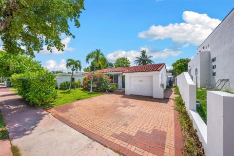 House in Miami Beach, Florida 5 bedrooms, 172.8 sq.m. № 1893532 - photo 27