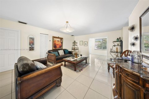 House in Miami Beach, Florida 5 bedrooms, 172.8 sq.m. № 1893532 - photo 11