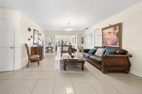 House in Miami Beach, Florida 5 bedrooms, 172.8 sq.m. № 1893532 - photo 8