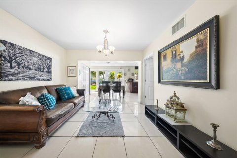 House in Miami Beach, Florida 5 bedrooms, 172.8 sq.m. № 1893532 - photo 10