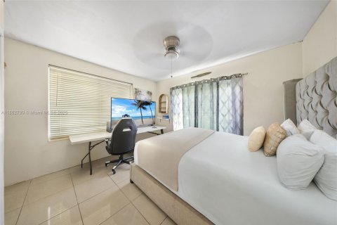 House in Miami Beach, Florida 5 bedrooms, 172.8 sq.m. № 1893532 - photo 17