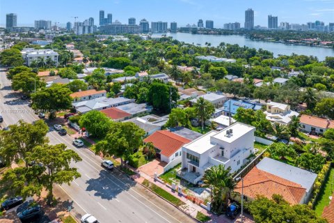 House in Miami Beach, Florida 5 bedrooms, 172.8 sq.m. № 1893532 - photo 30