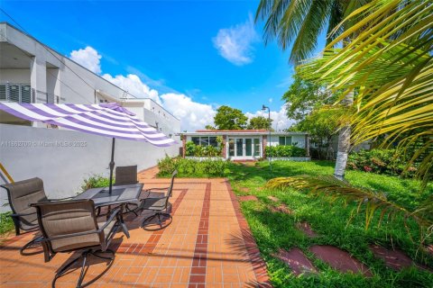House in Miami Beach, Florida 5 bedrooms, 172.8 sq.m. № 1893532 - photo 25