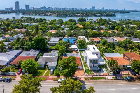 House in Miami Beach, Florida 5 bedrooms, 172.8 sq.m. № 1893532 - photo 29