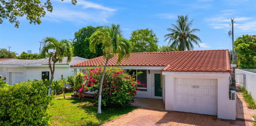 House in Miami Beach, Florida 5 bedrooms, 172.8 sq.m. № 1893532