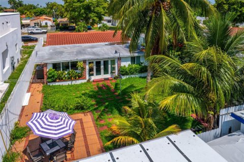 House in Miami Beach, Florida 5 bedrooms, 172.8 sq.m. № 1893532 - photo 28