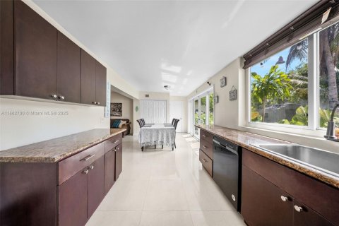 House in Miami Beach, Florida 5 bedrooms, 172.8 sq.m. № 1893532 - photo 6
