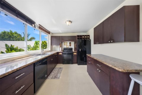 House in Miami Beach, Florida 5 bedrooms, 172.8 sq.m. № 1893532 - photo 7