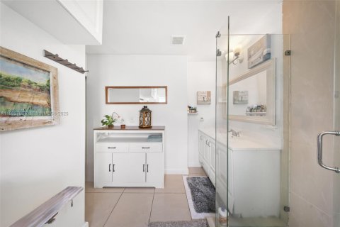 House in Miami Beach, Florida 5 bedrooms, 172.8 sq.m. № 1893532 - photo 16