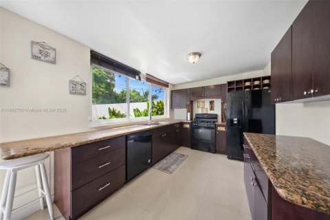 House in Miami Beach, Florida 5 bedrooms, 172.8 sq.m. № 1893532 - photo 5