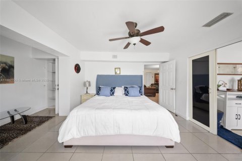 House in Miami Beach, Florida 5 bedrooms, 172.8 sq.m. № 1893532 - photo 14