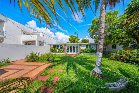 House in Miami Beach, Florida 5 bedrooms, 172.8 sq.m. № 1893532 - photo 23