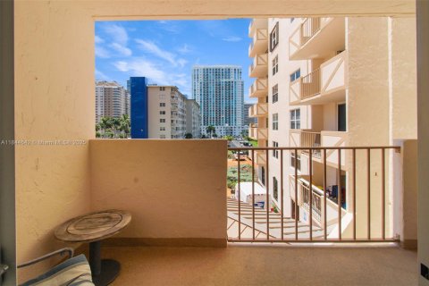 Condo in Hallandale Beach, Florida, 1 bedroom  № 1840708 - photo 14